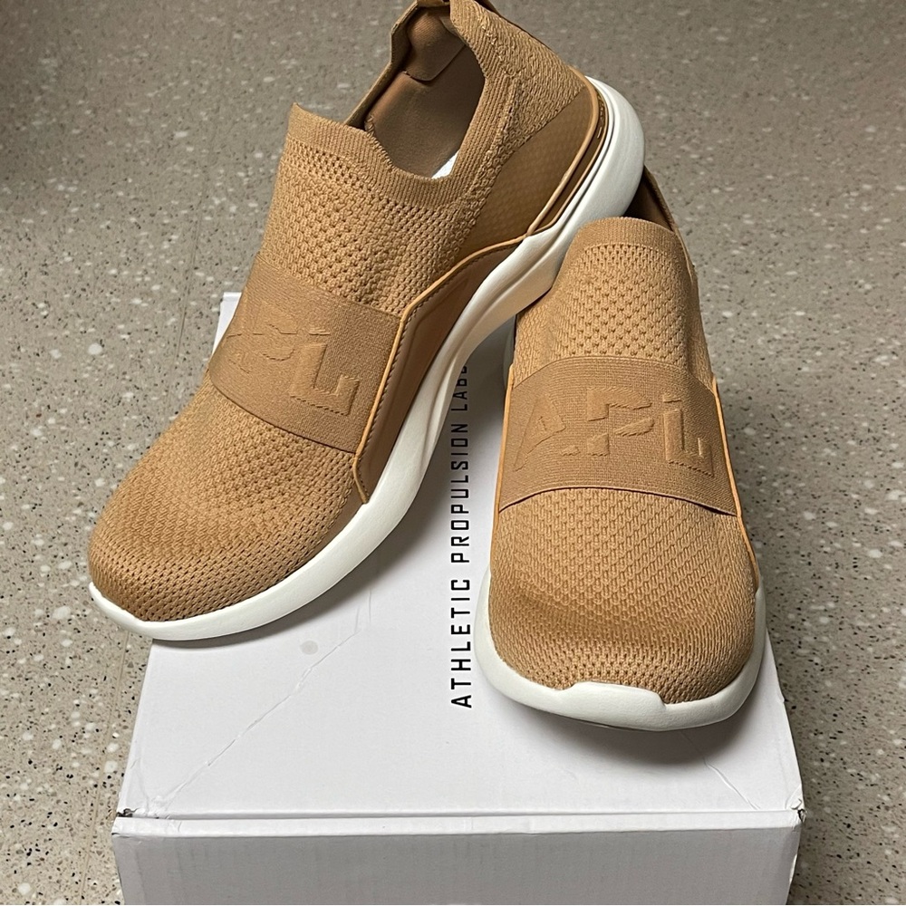 New In Box APL Athletic Propulsion Labs Men’s TechLoom Bliss Size 7 Tan/Ivory